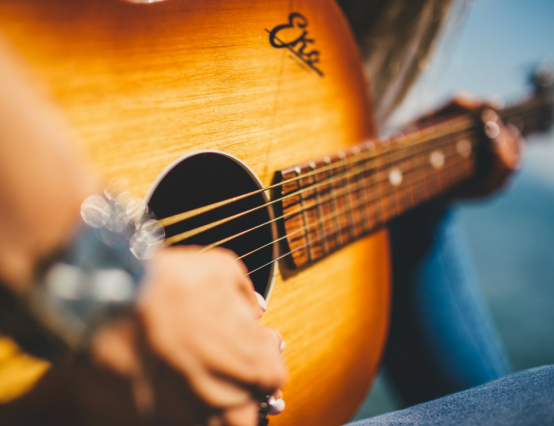 How to learn to play the guitar