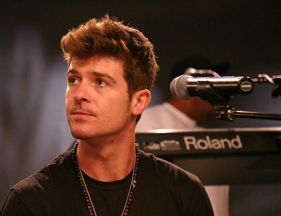 Robin Thicke accused of groping Emily Ratajkowski whilst filming Blurred Lines video