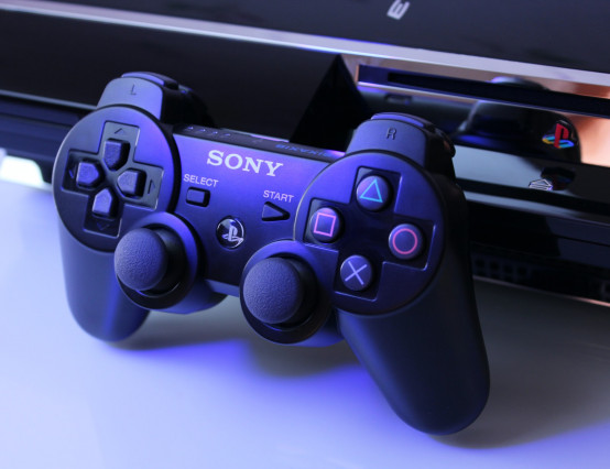 Sony to keep stores for PlayStation 3 and Vita open after fan backlash